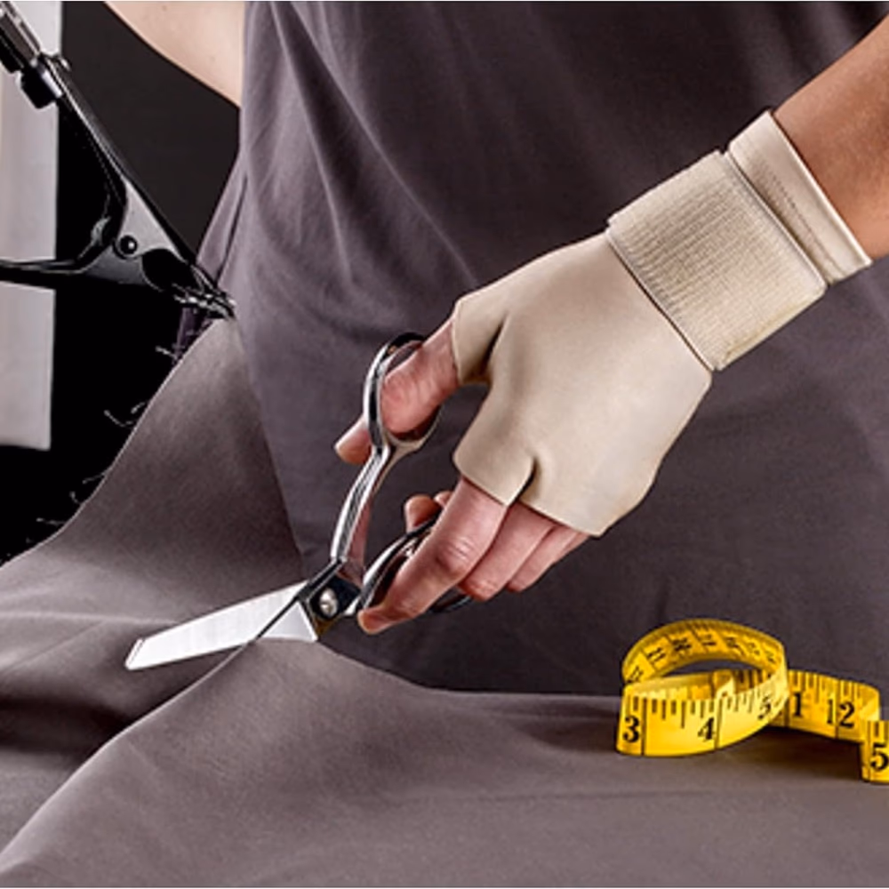3M Futuro Hand/Wrist Compression Glove (09183) - Small/Medium Size - 1 Hand/Wrist Glove 4